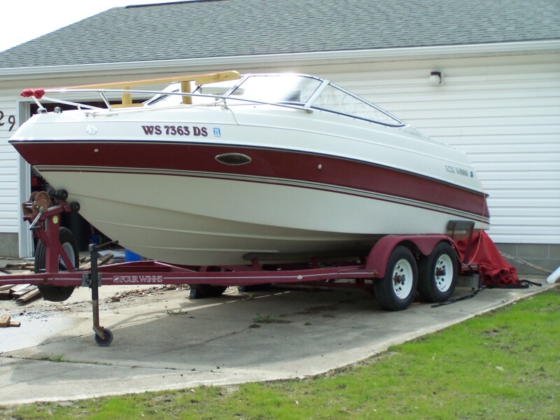 FOUR WINNS Ski Boats For Sale by owner | 1995 FOUR WINNS Sundowner 225 Cuddy Cabin